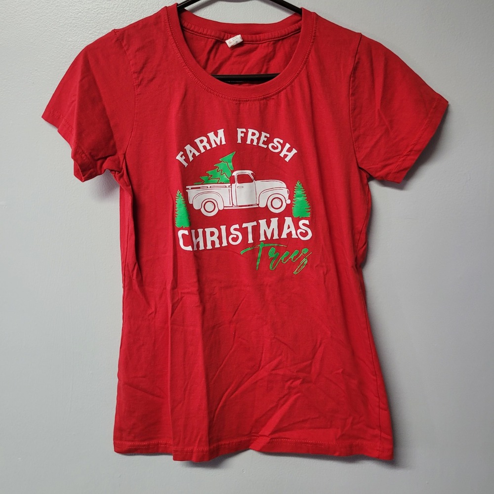 Decrum Farm Fresh Christmas Trees Red Graphic T-Shirt Medium Holiday Mens Womens